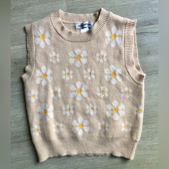 Cotton Emporium Tops - Cotton Emporium medium daisy nude tan vest sleeveless top tank top lagenlook